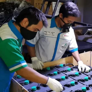 tim doctoraccu memeriksa baterai